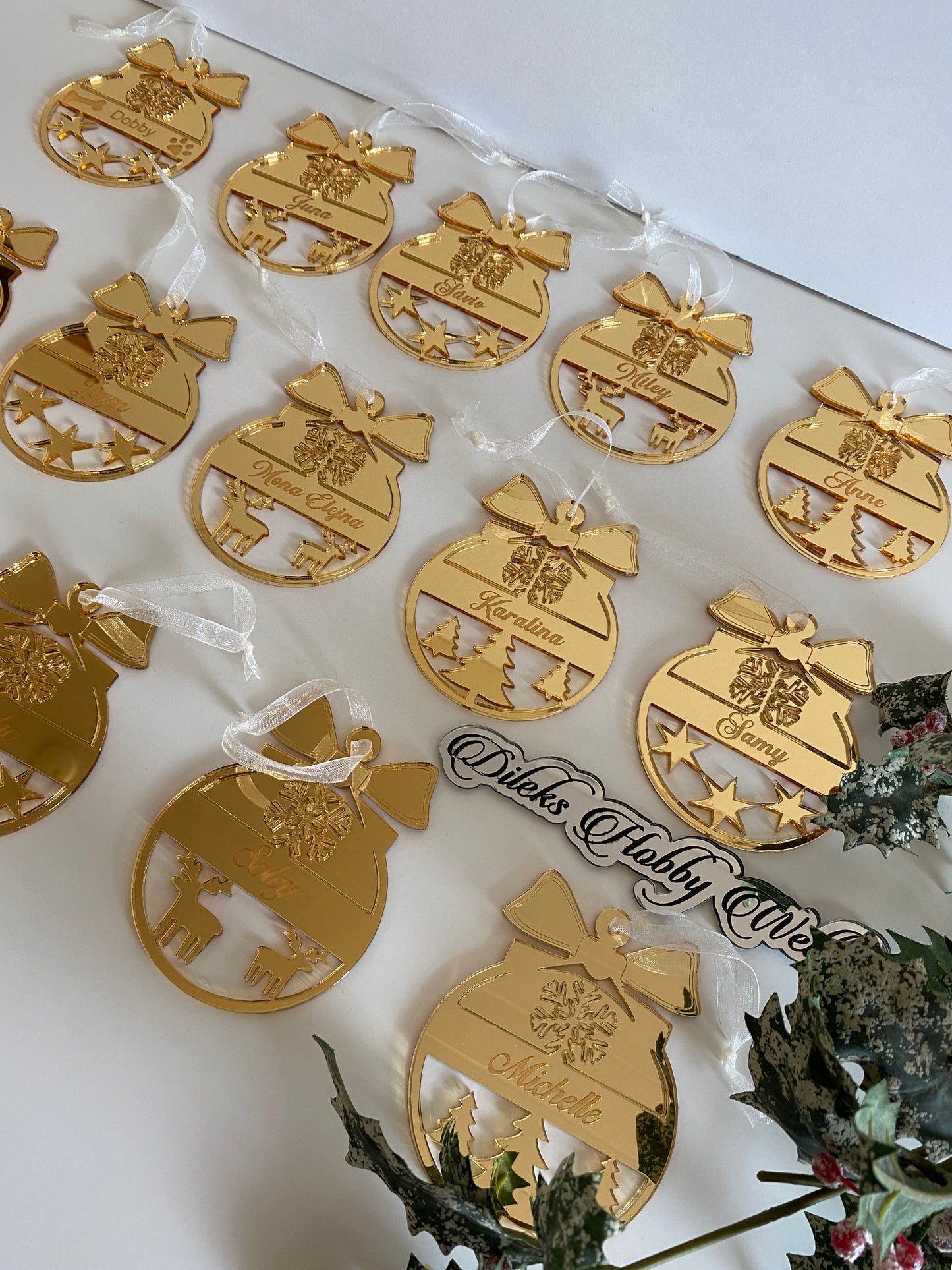 Personalisierte Weihnachtskugeln in Gold